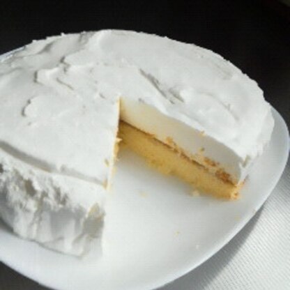 市販のスポンジを使ってドーンと作ってみました！フワフワでとっても美味しいレアチーズケーキ、フォークが止まりませんでした＾＾ご馳走様でした！！